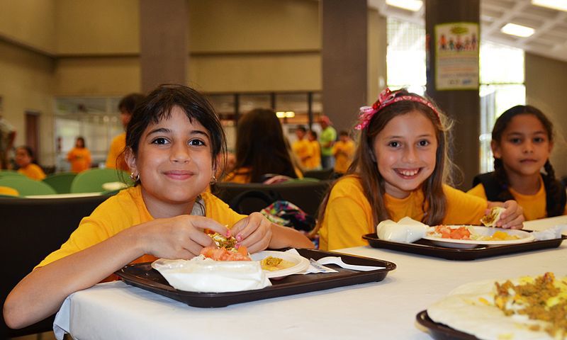 Kids eating lunch